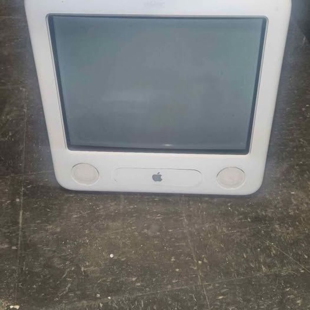 Apple eMac A1002 Desktop Computer with Keyboard